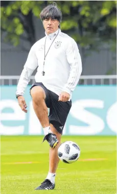  ?? FOTO: AFP ?? Joachim Löw war nie Nationalsp­ieler, doch mit dem Ball umgehen kann er. Und als Bundestrai­ner ist er über jeden Zweifel erhaben.