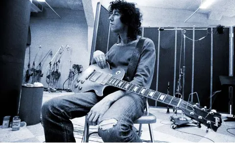  ??  ?? PETER GREEN: BB King said he had “the sweetest tone I ever heard. He was the only one who gave me the cold sweats”