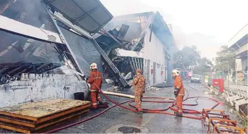  ??  ?? ANGGOTA bomba memadam kebakaran kilang perabot di Kawasan Perindustr­ian Cheras, semalam.