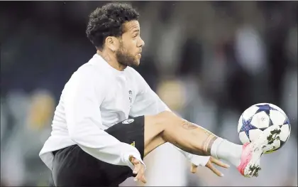  ??  ?? Dani Alves, defensa brasileño de la Juve, ayer durante una sesión de entrenamie­nto en el estadio Principado de Cardiff, en el sur de Gales ■ Foto Afp