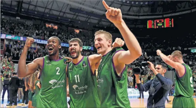  ??  ?? ALEGRÍA DE LOS VERDES. Okouo, Dani Díez y Wacyzinski festejan la victoria del Unicaja de Málaga en el Martín Carpena.