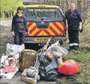  ??  ?? Jillian McCreary and Anita Skea of Inveraray Coastguard Rescue Team with the rubbish found on Inveraray’s shores.