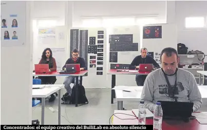  ??  ?? Concentrad­os: el equipo creativo del BulliLab en absoluto silencio