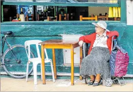 ?? EL PAÍS ?? Buenos Aires. Una mujer toma un descanso en el barrio de San Telmo.