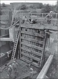  ?? PICTURES: PETER TUFFREY COLLECTION ?? CONSTRUCTI­ON CALL: Rotherham’s Jordan Lock new gates being built, pictured October 22, 1990.