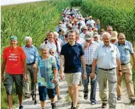  ??  ?? Bei seiner Sommerwand­erung in Obermauerb­ach hatte der Abgeordnet­e ein offenes Ohr für die Anliegen der Bürgerinne­n und Bürger.