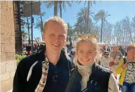  ?? Foto: Gabriel Wolenik ?? Bei zunehmend schönem Wetter genossen auch Simon und Katharina aus Deutschlan­d die Festivität­en in Palma.