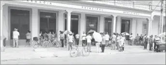  ??  ?? A line at a pharmacy