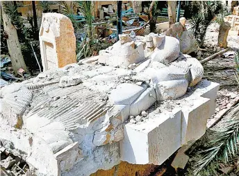  ??  ?? Una idea de progreso prevé la destrucció­n de templos y estatuas, como en Palmira.