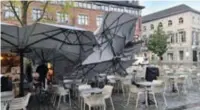  ?? FOTO RAPO ?? Op de Hasseltse Grote Markt vernielde de storm de parasols aan de horecazake­n.