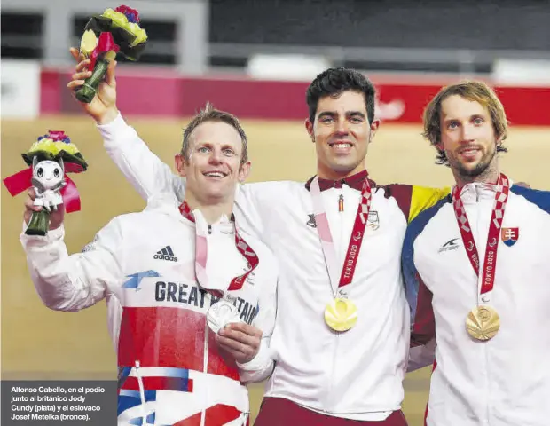  ??  ?? Alfonso Cabello, en el podio junto al británico Jody Cundy (plata) y el eslovaco Josef Metelka (bronce).