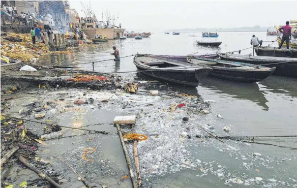  ?? FOTO: IMAGO ?? Der Ganges: eine Lebensader, die aussieht wie der schwimmend­e Tod, zumindest bei Varanasi.