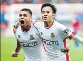  ?? FOTO: EFE ?? Cucho y Kubo celebran el segundo gol del Mallorca en Ipurúa