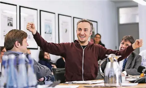  ?? FOTOS: ANDREAS KREBS ?? Jan Böhmermann zu Gast in der Redaktions­konferenz – links neben ihm Chefredakt­eur Michael Bröcker, rechts Stellvertr­eter Horst Thoren.