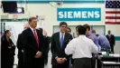  ??  ?? Siemens hat eine lange Tradition in den USA: Hier der damalige US-Finanzmini­ster Jack Lew (Mitte) beim Besuch einer Siemen-Fabrik in Alpharetta, Georgia (2013)