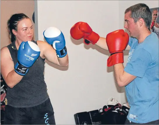  ?? Photo: ABBY BROWN ?? FIGHTING FIT: Piarere Young Farmers members Kate Scott, left, and Alex Young have been training for a fight night for charity.
