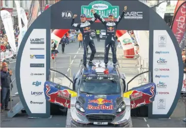  ??  ?? IMPLACABLE. A pesar de la marcha de Volkswagen, Ogier retiene su corona con Ford y el equipo M-Sport.