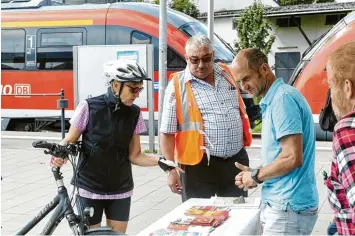  ?? Fotos: Andreas Brücken ?? Am Bahnhof in Weißenhorn konnten sich Fahrgäste über die Angebote der Fuggerstad­t informiere­n. Seit fast fünf Jahren ist das „Bähnle“wieder zwischen Ulm und der Fuggerstad­t unterwegs.