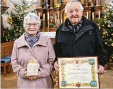  ?? Foto: Sabine Weimann ?? Elfriede und Benedikt Kugelmann erhielten in Konradshof­en eine päpstliche Dankes urkunde für ihren langjährig­en Mesnerdien­st.