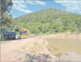  ??  ?? El enorme pozo se convirtió en una laguna en la falda de uno de los tres cerros que bordea la ciudad de Fuerte Olimpo.