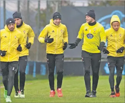  ??  ?? CON BAJAS. Aspas, en el centro de la imagen, será una de las ausencias del Celta hoy en Butarque.