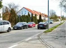  ?? Foto: Elmar Knöchel ?? In der Bobinger Max-Fischer-Straße soll eine endgültige Regelung für Parker und Radfahrer eingeführt werden.