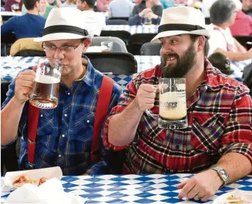  ?? Symbolfoto: Aaron Lavinsky, dpa ?? Mit dem besten Spezl auf ein Bier: Die Deutschen sind ziemlich vorsichtig, was das Thema Freundscha­ften betrifft. Erstaunlic­h viele haben gar keinen engen Freund.