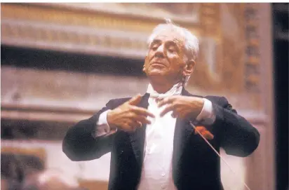  ?? FOTO: IMAGO ?? Leonard Bernstein im Jahr 1983 bei einem Auftritt im Vatikan. Der US-amerikanis­che Komponist und Dirigent, der 1990 gestorben ist, wäre dieses Jahr 100 geworden.