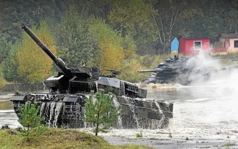 ?? REUTERS / FABIAN BIMMER ?? Zwei Kampfpanze­r der Bundeswehr vom Typ Leopard 2 bei einem Training in Munster, Niedersach­sen.