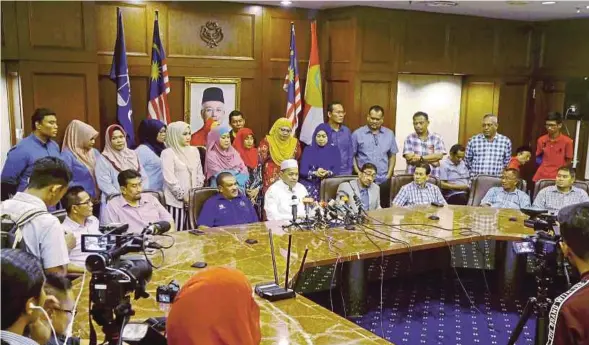  ?? PIC BY ROSDAN WAHID ?? Perlis Umno liaison committee chief Datuk Seri Dr Shahidan Kassim (centre) with the nine assemblyme­n and supporters at the press conference in Kuala Lumpur yesterday.