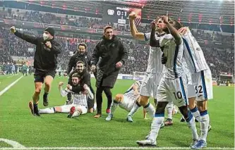  ?? EFE ?? Jugadores de Atalanta celebran el gol del triunfo sobre el Bayer Leverkusen y el avance en la Liga.