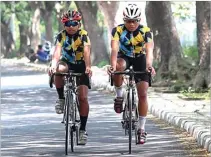  ?? GHOFUUR EKA/JAWA POS ?? TERUS BERLATIH : Hendra dan Luhur mengayuh sepeda di depan kantor UPTD Kampung Anak Negeri, Jalan Wonorejo.