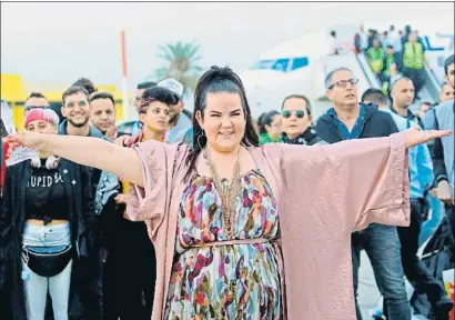  ?? GIDEON MARKOWICZ / AFP ?? Netta Barzilai, de 25 años, triunfante a su llegada al aeropuerto de Tel Aviv, el pasado lunes