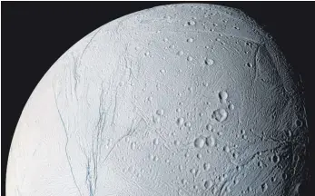  ?? FOTO: DLR/NASA ?? Der Südpol des Eismondes Enceladus ist mit etwa 100 Kilometer langen Spalten, die etwas wärmer sind als ihre Umgebung, durchzogen.