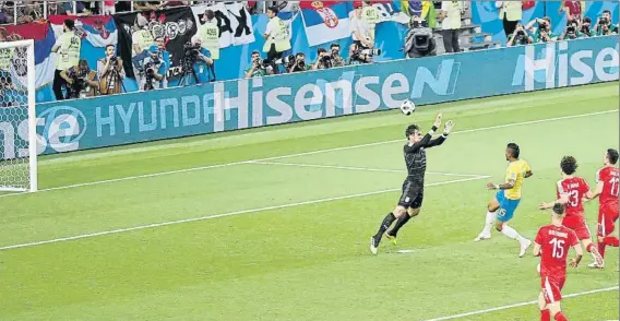  ?? FOTO: EFE ?? Paulinho aprovechó una asistencia de crack de Coutinho para hacer subir el primer gol de Brasil al marcador. El azulgrana fue escogido MVP de un partido que clasifica a Brasil para octavos