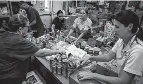  ?? Meridith Kohut/New York Times ?? Volunteers sort donations at a food pantry run by West Houston Assistance Ministries. Data suggests lower-income families are struggling with inflation.