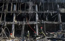  ?? Lynsey Addario, © The New York Times Co. ?? Firefighte­rs and rescue workers are on scene after a Russian missile strike reduced a sprawling shopping mall in Kyiv to a smoldering ruin on Monday.