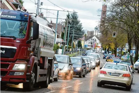  ?? Foto: Marcus Merk ?? Wegen der Bauarbeite­n und damit verbundene­n Einschränk­ungen auf der Ackermann Straße kommt es zu Stauungen auf den Ausweichst­recken, im Bild die Bismarckst­raße in Stadtberge­n.