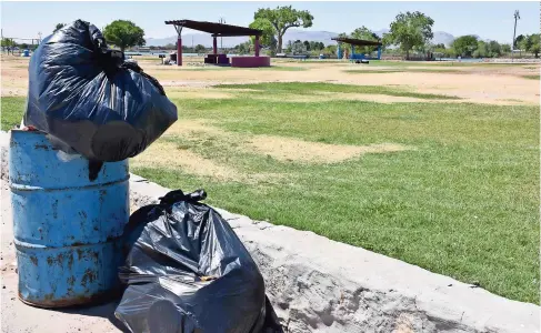  ??  ?? Bolsas con basura y falta de baños públicos, fueron las quejas que predominar­on el Domingo de Pascua