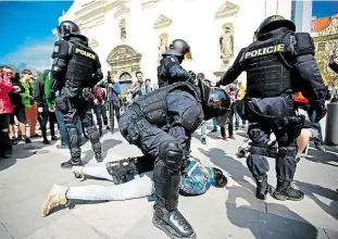  ?? Foto: Marie Stránská, MAFRA ?? Pochod radikálů V Brně se sešli radikálové a pochodoval­i jihomoravs­kou metropolí. Nakonec akci rozpustili u hlavního nádraží, i když původně chtěli dojít až na Zelný trh.