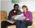  ?? Foto: Laura Almanza ?? Mourtalla Seck aus Senegal und Inge Herz lesen in der Zeitung von der Äußerung des CSU-Generalsek­retärs.