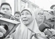  ?? — Gambar Bernama ?? PERJELAS: Wan Azizah menjawab pertanyaan media selepas menghadiri Mesyuarat Kedua Penggal Pertama Majlis Parlimen ke-14 di Bangunan Parlimen dekat Kuala Lumpur, semalam.
