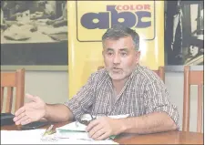  ??  ?? Abog. Luis Carlos Jure, presidente de la Coop. Ferroviari­a.