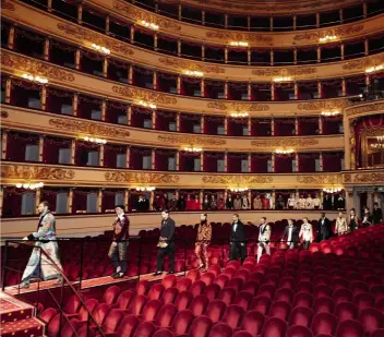  ??  ?? Aun vacía, La Scala impresiona por sus hechuras e historia. Durante la presentaci­ón los modelos iban desfilando por el pasillo central hasta subir al proscenio, donde se situaba la pasarela propiament­e dicha. Por supuesto, todo ello acompañado por...