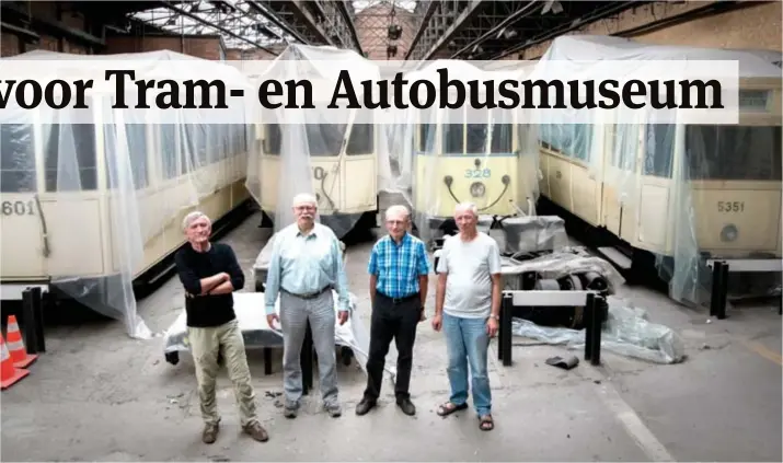  ?? FOTO WIM HENDRIX ?? De vrijwillig­ers die hard werken aan de terugkeer van het Tram en Autobusmus­eum in Berchem. “Het is onze passie”, klinkt het.