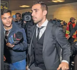  ??  ?? Paco Alcácer durante uno de los viajes de equipo con el Dortmund.