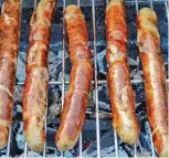  ?? Foto: photosnic, Fotolia ?? 20 Millimeter dürfen Grillrost Stäbe auseinande­r sein, damit die Wurst nicht durchfällt.