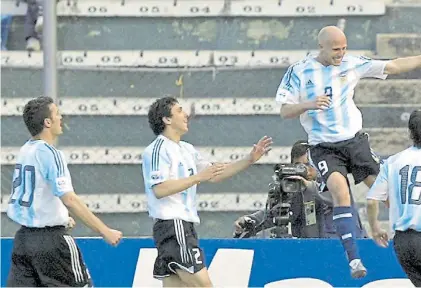  ?? AFP ?? Salió bien. Sacloni (20), Nicolás Burdisso, Luciano Figueroa y Luciano Galletti festejaron el 2-1 de 2005.