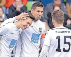  ?? FOTO: HÖRGER ?? Kapitän Florian Krebs (Mitte, hier mit Felix Higl, links, und Marcel Schmidts) fehlt den Spatzen im Pokalfinal­e wegen einer Verletzung.