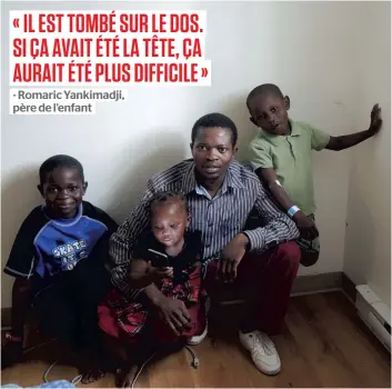  ??  ?? Romaric Yankimadji entouré de ses trois enfants Allaïssem, 7 ans, Vinciane, 2 ans, et Didier 6 ans, qui l’a échappé belle samedi après-midi. PHOTO SOPHIE CÔTÉ